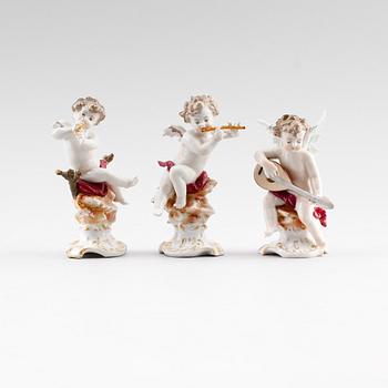 FIGURER, 3 st, porslin, bl a Neapel, 1900-talets första hälft.