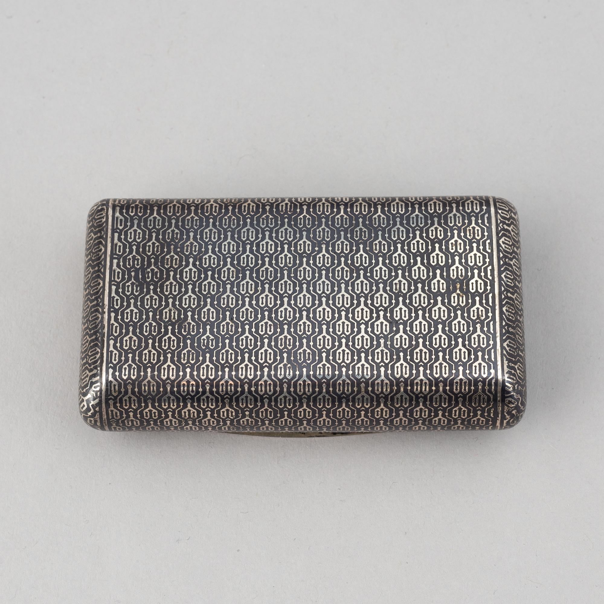 Dosa, silver med förgylld niellodekor, importstämplad, troligen Frankrike, 1800-talets mitt.