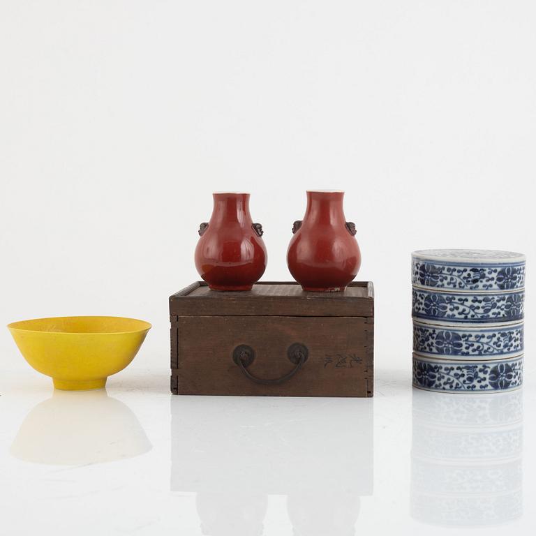 A pair of Chinese iron red vases, a yellow bowl and blue and white tiered box with cover, late Qing dynasty/20th century.