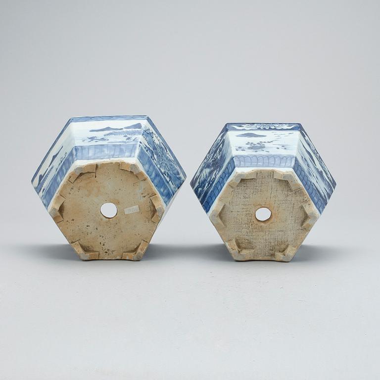 YTTERFODER, 2 st. Porslin, Kina 1900-tal.