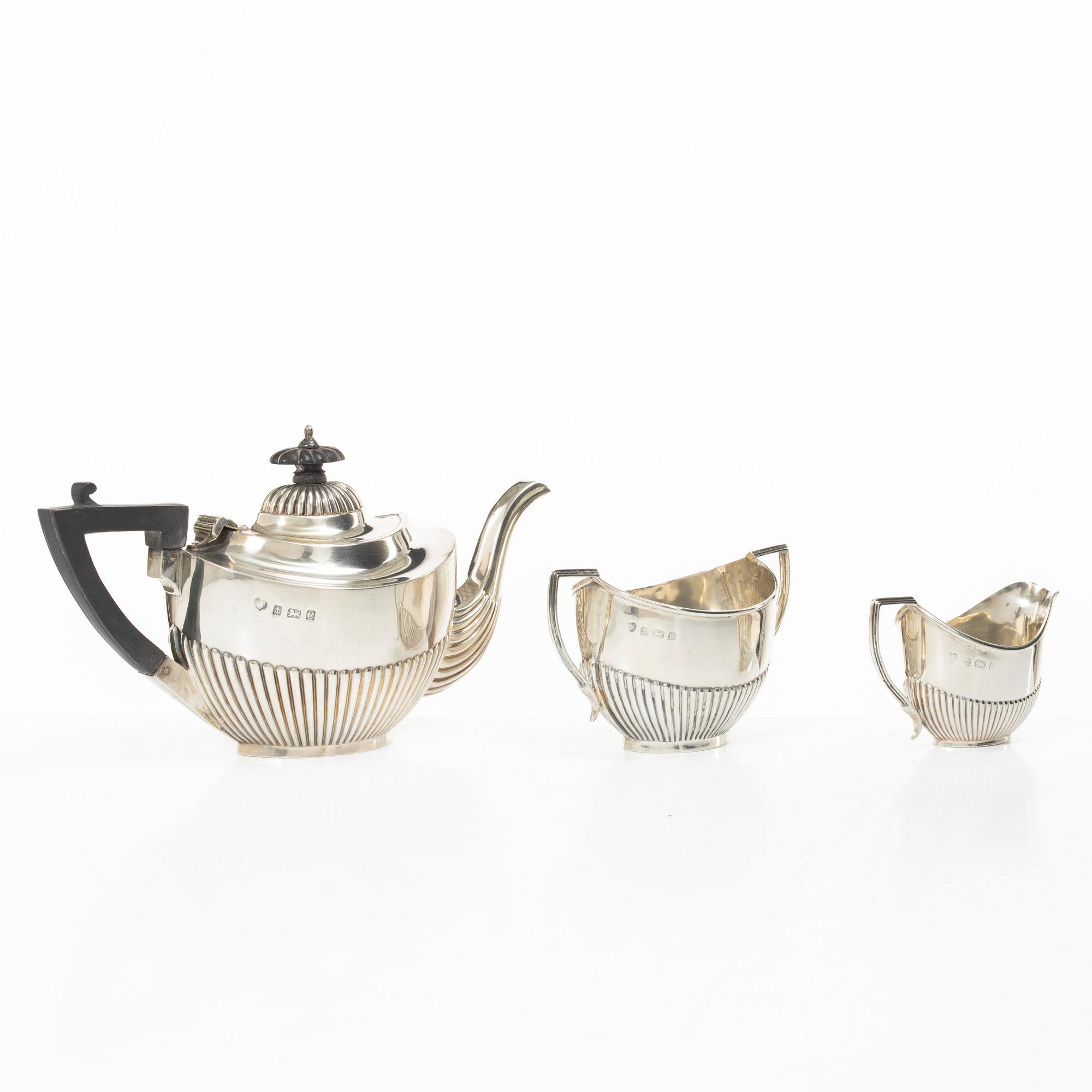 A British three piece silver tea set, mark of Williams (Birmingham) Ltd, Birmingham 1902.