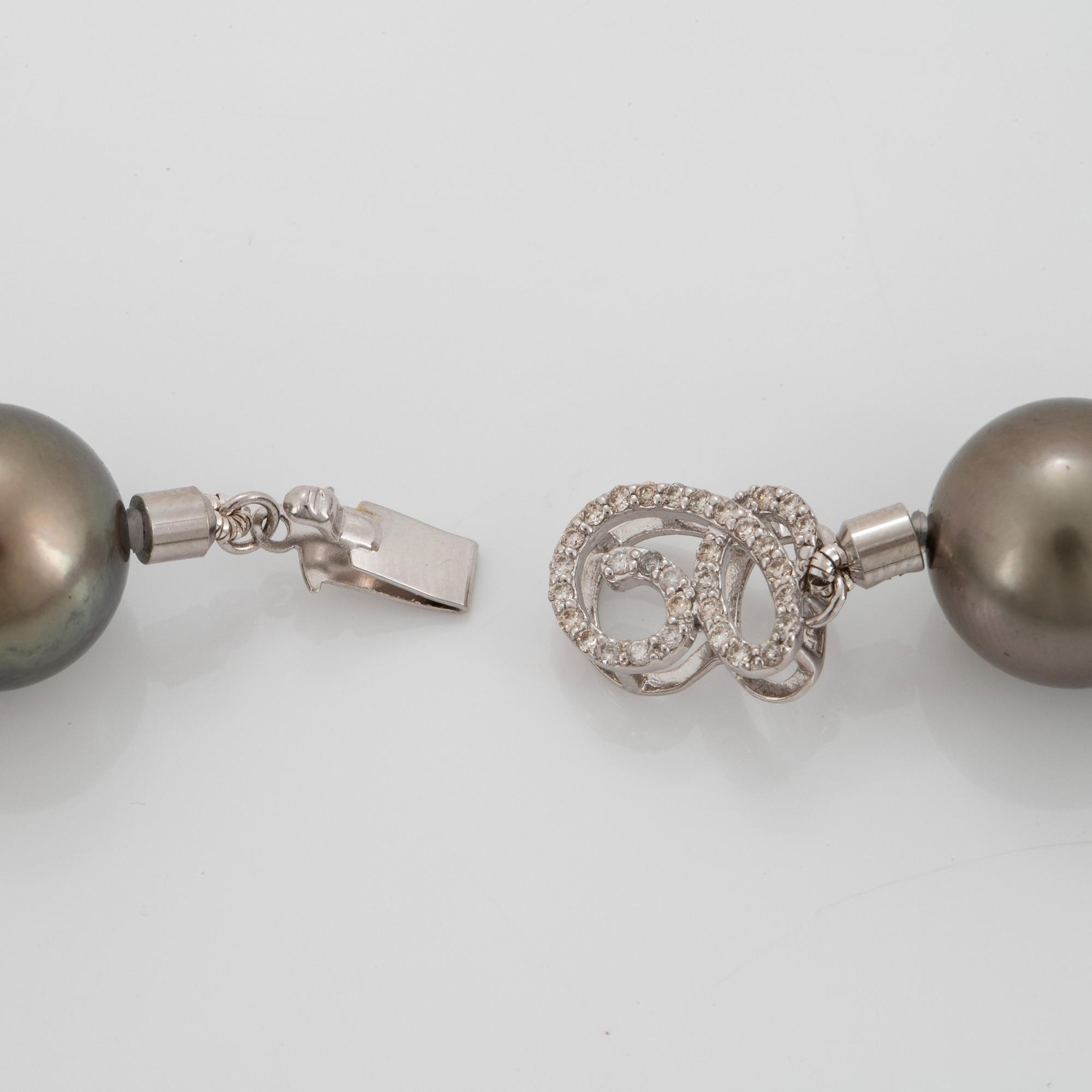 A Tahitian cultured pearl necklace.