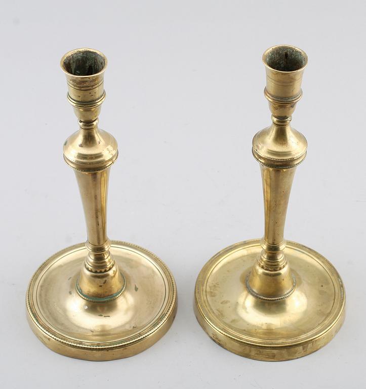 LJUSSTAKAR, 1 par, mässing, Louis Seize, 1700-tal.