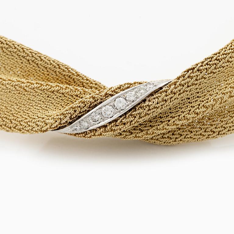 Collier 18K guld med runda briljantslipade diamanter.