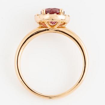 Ring 18K roséguld med rosa turmalin och briljantslipade diamanter.