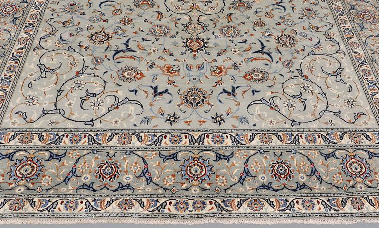 A carpet, Kashan, signed, ca 404 x 280 cm.