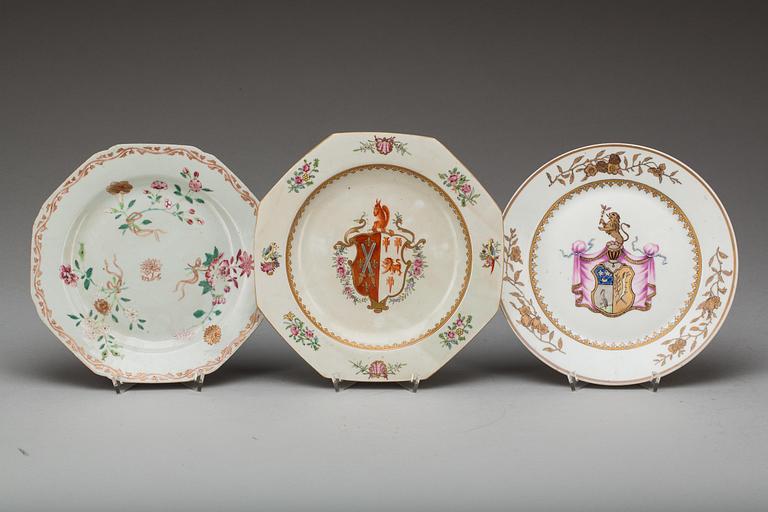 TALLRIKAR, 1+2, porslin. Kina, Qianlong(1736-1795) resp. Samson.