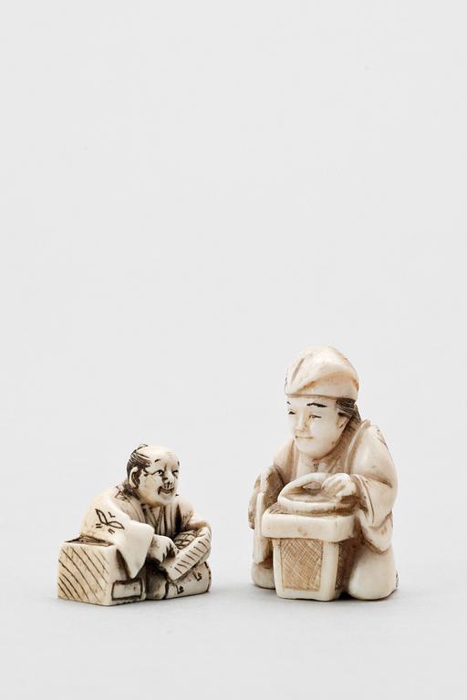 NETSUKE, 2 st, ben, Japan, sannolikt Meiji (1867-1911).