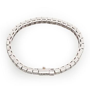 Tennis bracelet, princess cut diamonds c. 19.50 ct in total, 18K white gold.