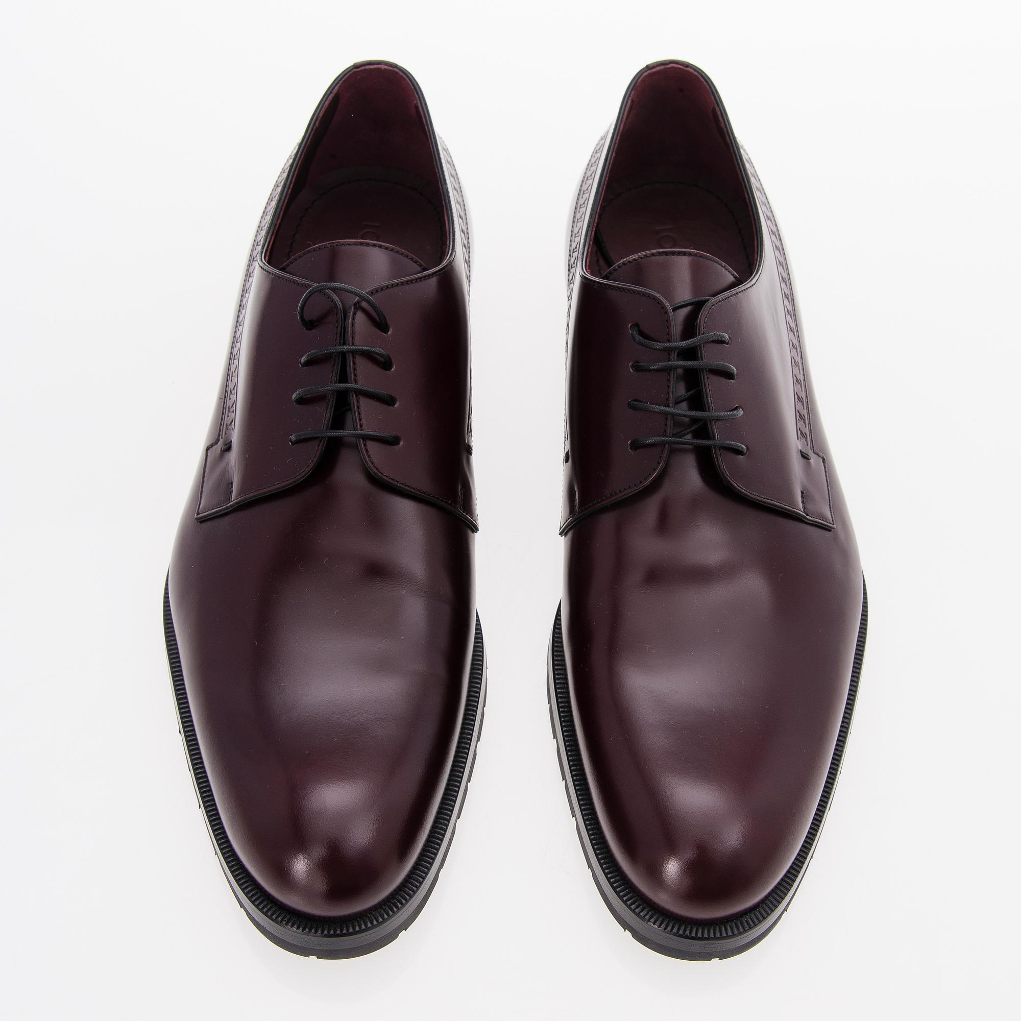 A Pair of Mens Lace Shoes, size 9.