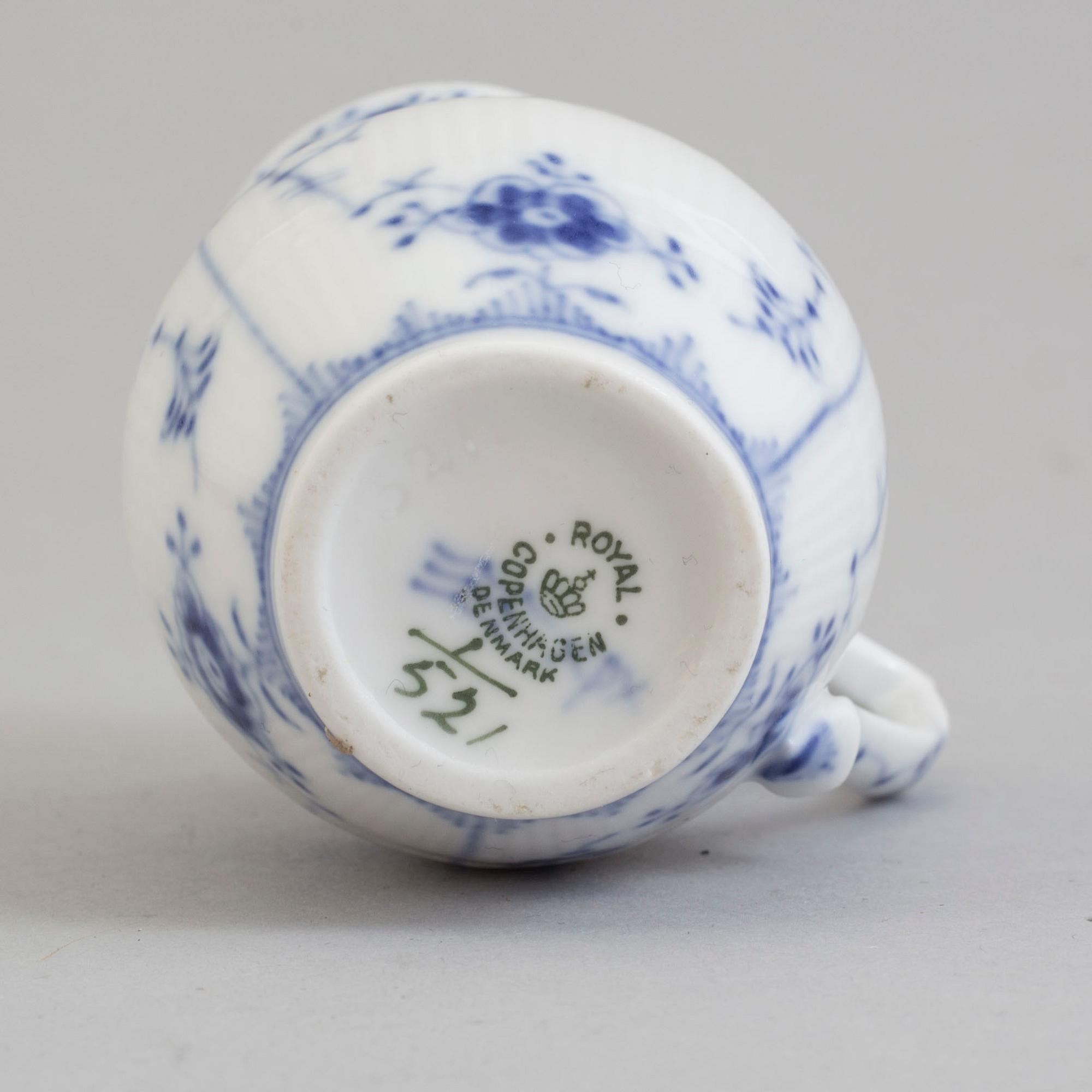 A part tea and coffee porcelain service, 'Musselmalet', Royal Copenhagen and Bing & Gröndal, 20th century (23 pieces).