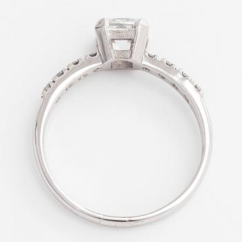 A 14K white gold ring with a cushion-cut modified diamond and brilliant-cut diamonds.