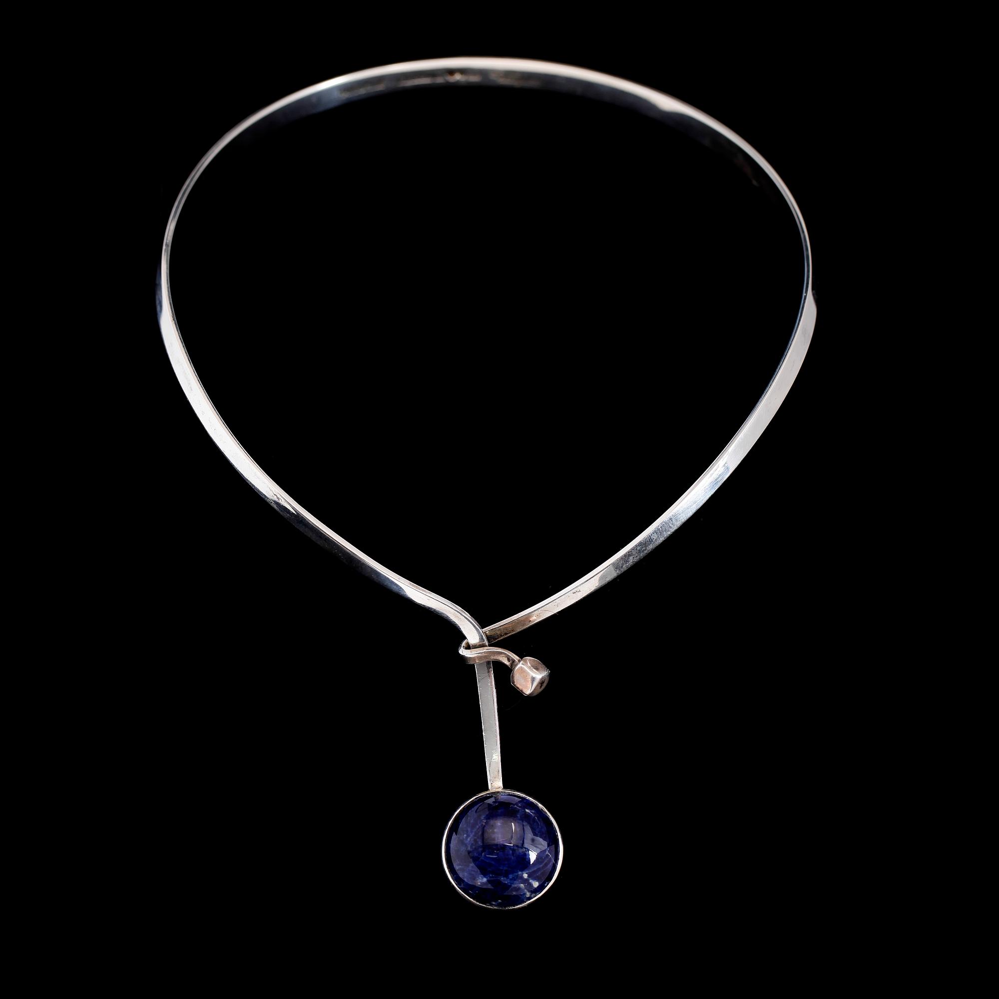 HALSRING, silver och blå sten, Gert Thysell, Gussi, Malmö 1968. Total vikt ca 33 g.