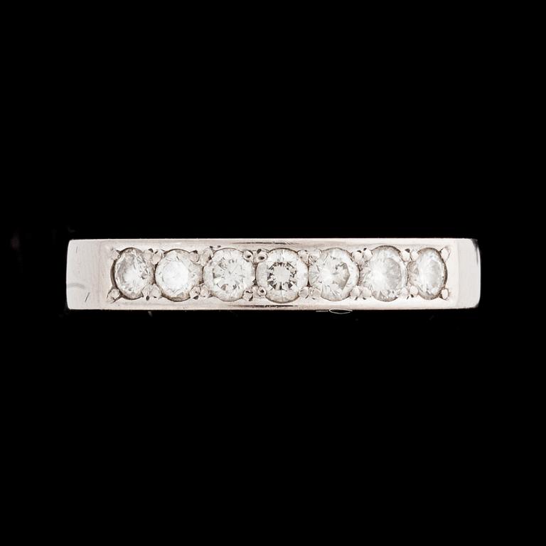 RING, 18k vitguld, 7 briljantslipade diamanter, tot c:a 0.35 ct. Vikt c:a 4 g.