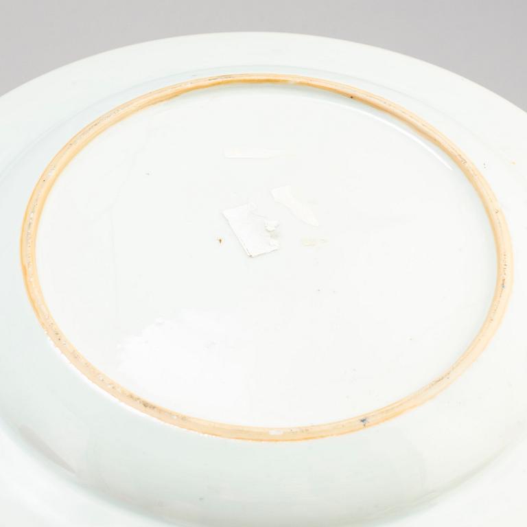 TALLRIKAR, fyra (2+1+1) stycken samt FAT, kompaniporslin. Qingdynastin, Qianlong (1736-95).