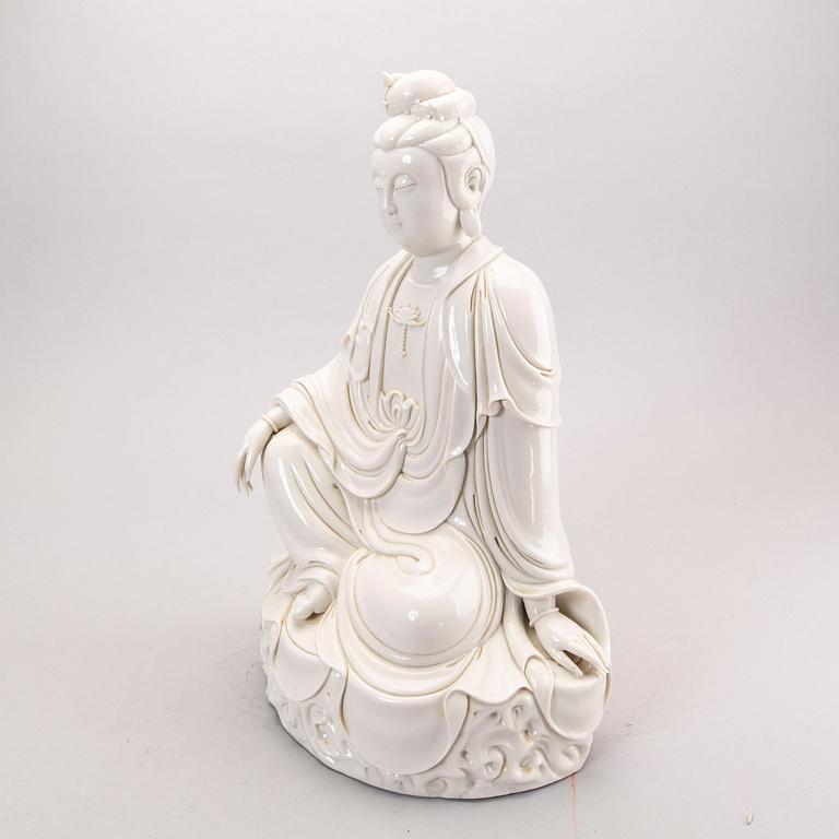 A Chinese porcelain Guanyin  1960/70s.