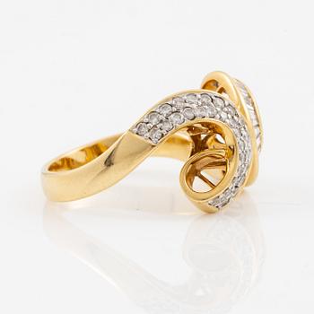 Ring, 18K gold with baguette-cut and brilliant-cut diamonds.