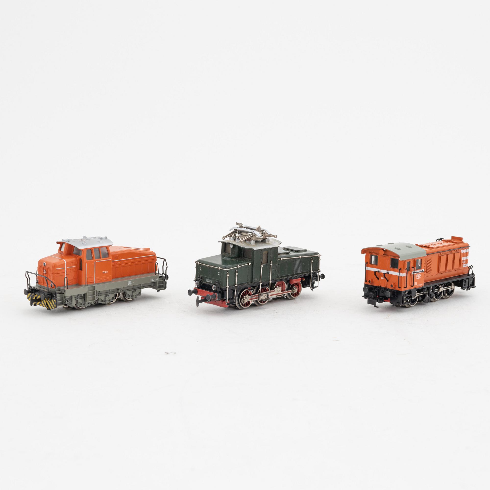 Märklin, three electrical locomotives, model no 3002 green, 3138, 3144, gauge H0, in boxes.