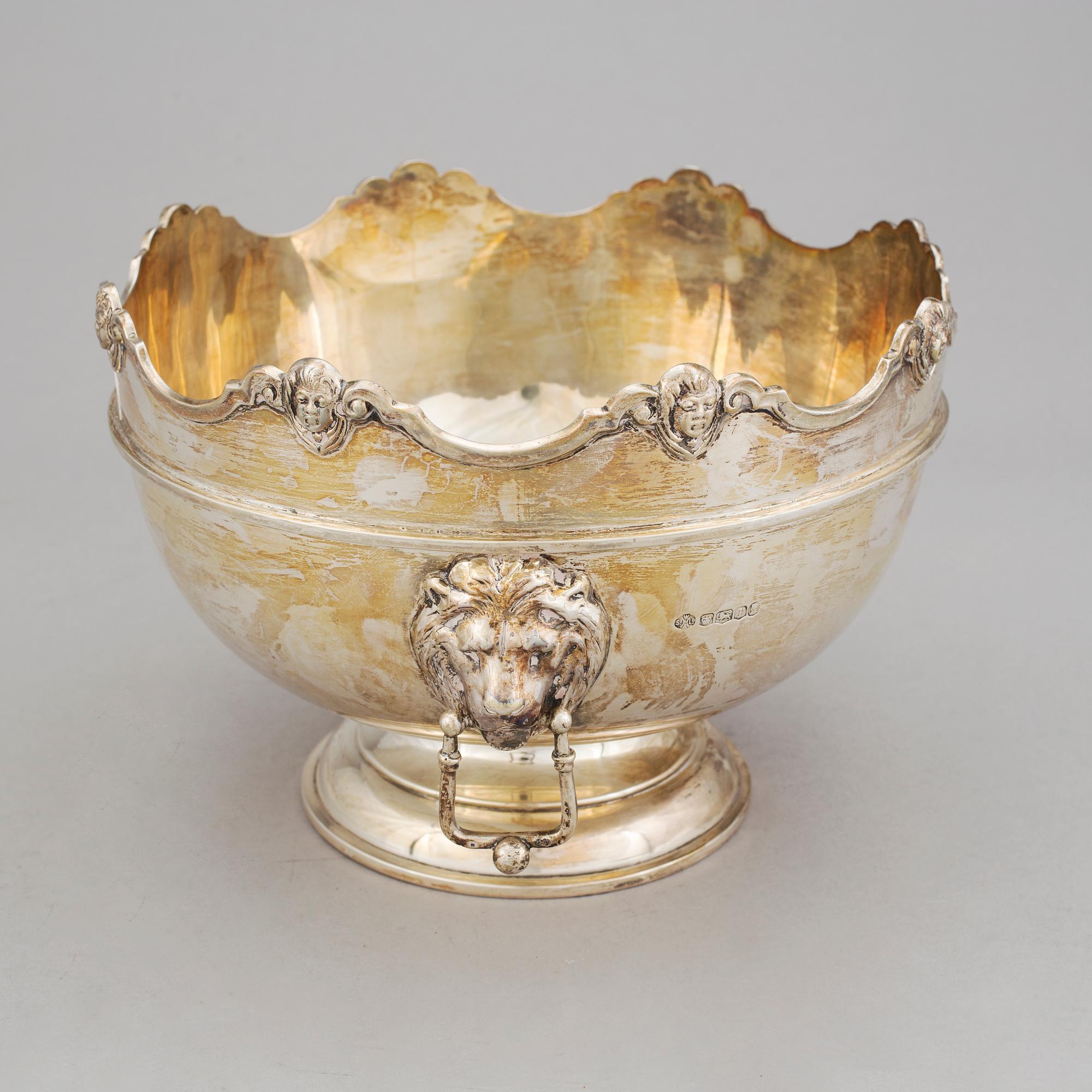 SKÅL, silver, William Hutton & Sons, Sheffield, England, 1909. Vikt ca 820g.