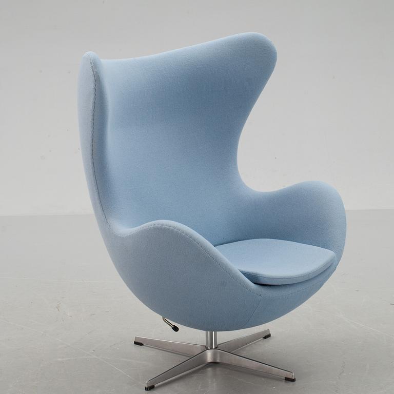 FÅTÖLJ, Arne Jacobsen "Ägget" Fritz hansen 1992.