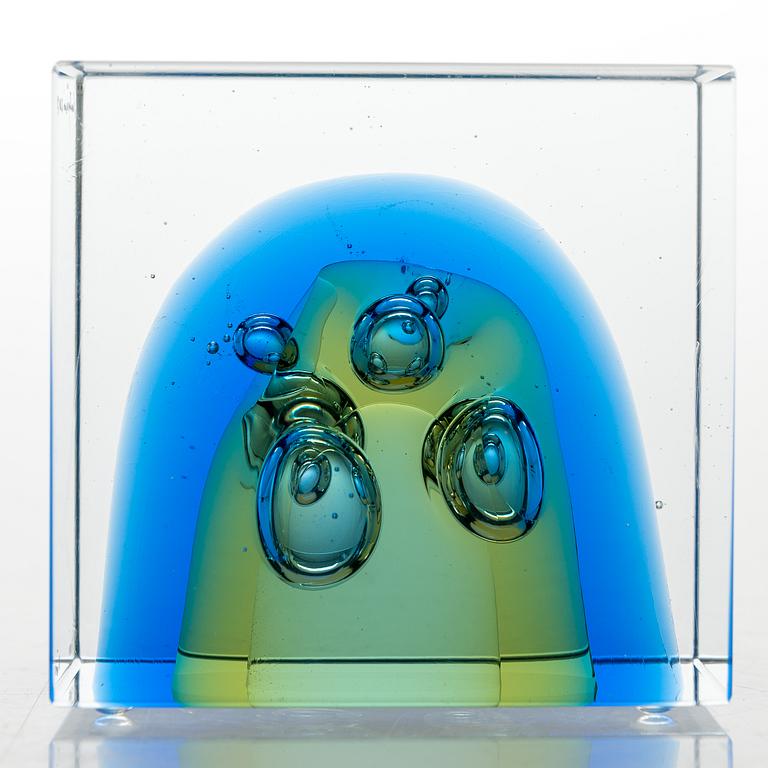 OIVA TOIKKA, a glass cube signed Oiva Toikka Nuutajärvi 2007 517/2000.