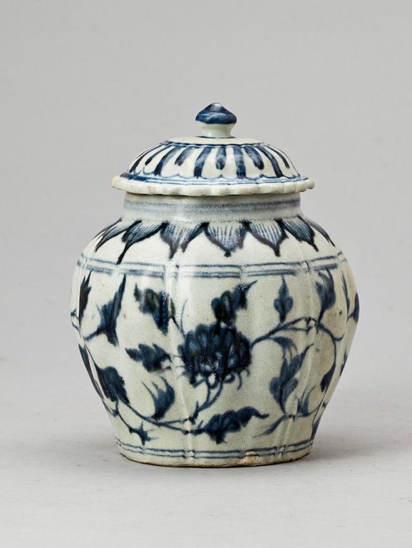 URNA MED LOCK, keramik, troligen Ming, SydKina.