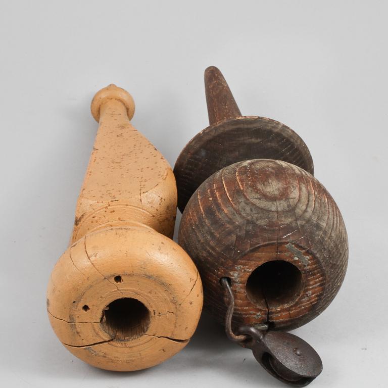 FLAGGSTÅNGSKNOPPAR, 2 st, trä, 1900-talets första hälft.