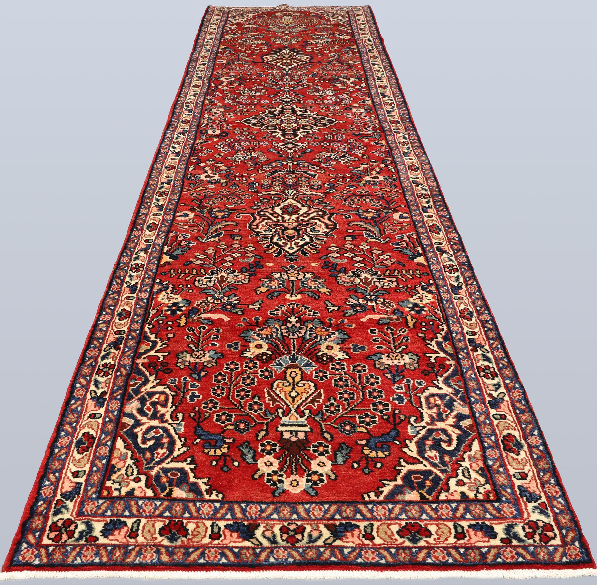 A Hamadan runner, c. 520 x 112 cm.