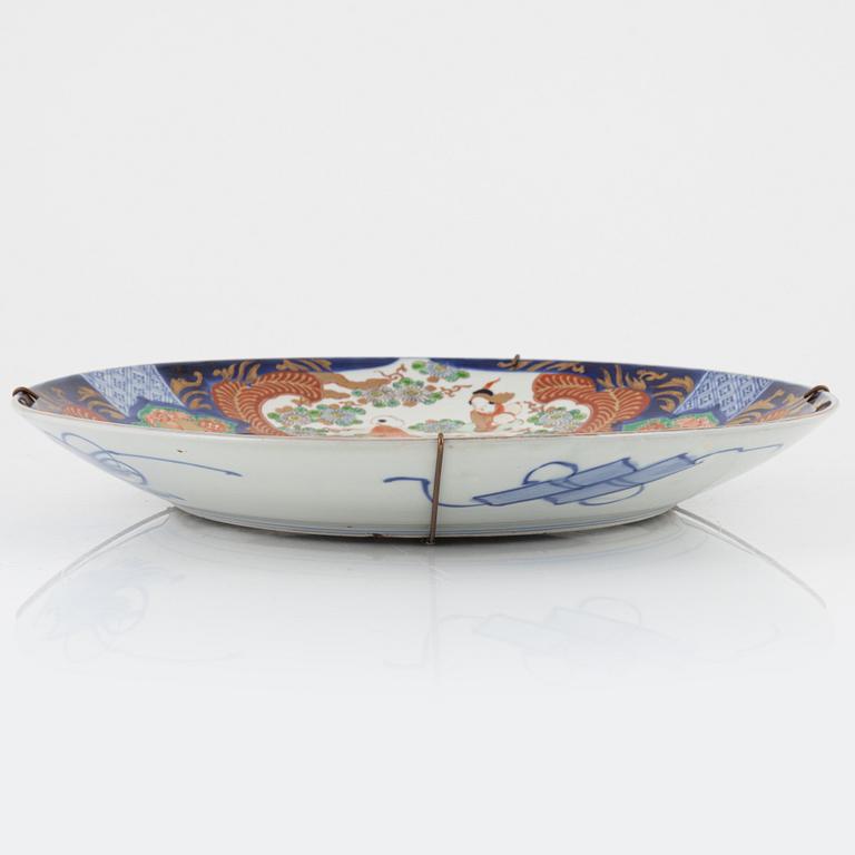A Japanese Imari dish, early 20th Century.