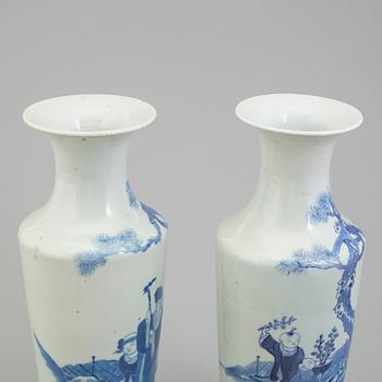 A pair of Chinese blue and white vases, Qing dynasty, late 19th century.