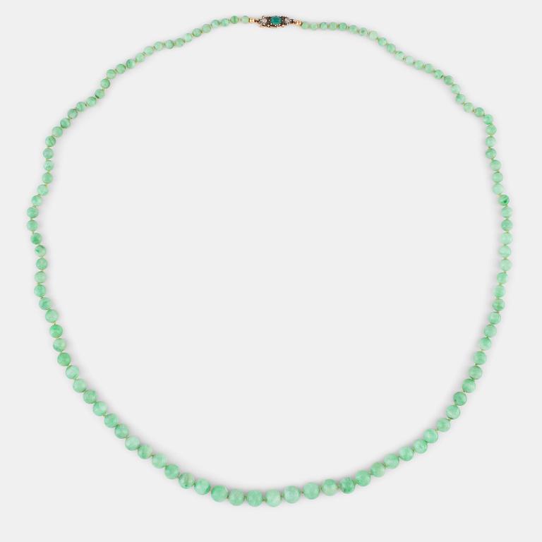 Collier av jadeitkulor diameter ca 4.2 - 9 mm lås 18K guld med krysopras samt två rosenslipade diamanter.