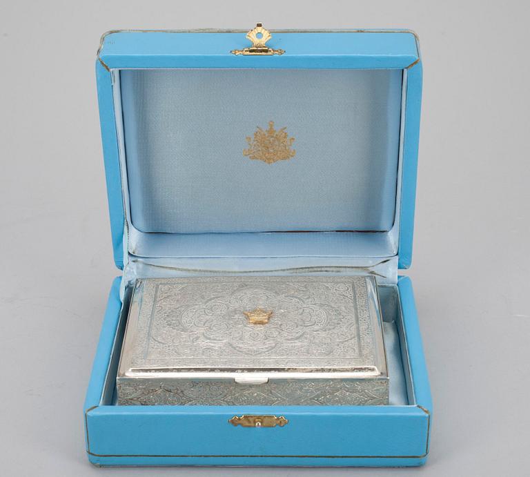 SAVUKERASIA, hopeaa. Persian Shaahin valtiovierailulahja.  Paino 275 g.