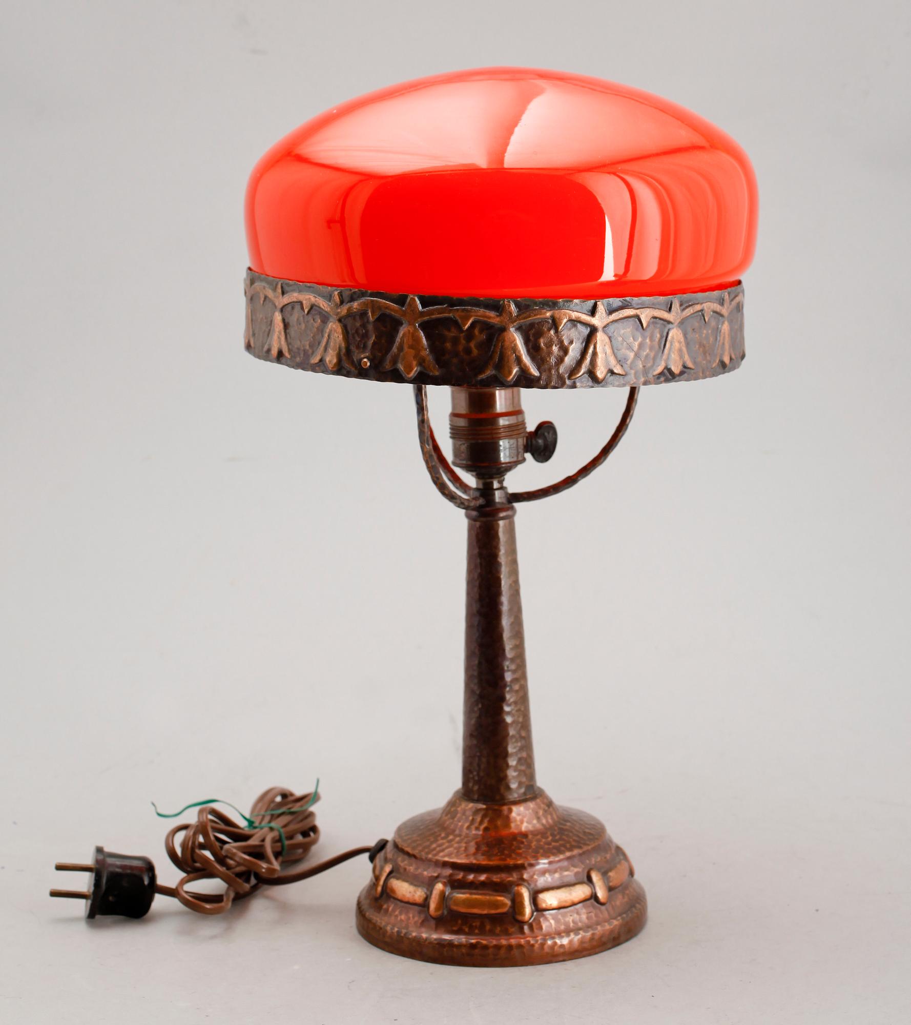 BORDSLAMPA, hamrad koppar, tidigt 1900-tal.