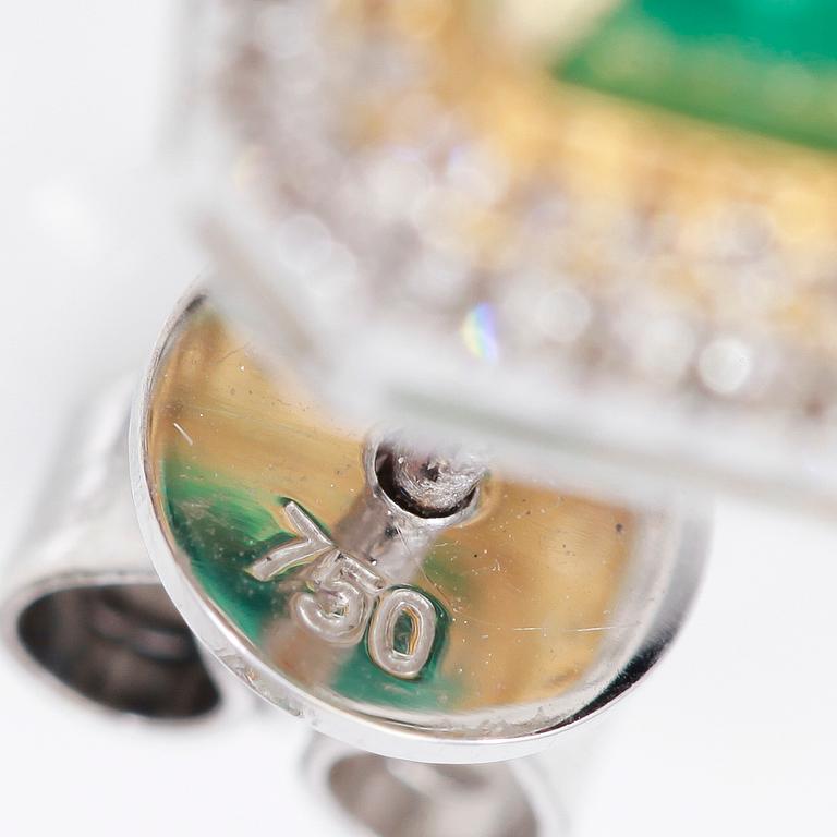 ÖRHÄNGEN, 1 par, diamanter totalt ca 0.39 ct. och smaragder totalt ca 2.53 ct.