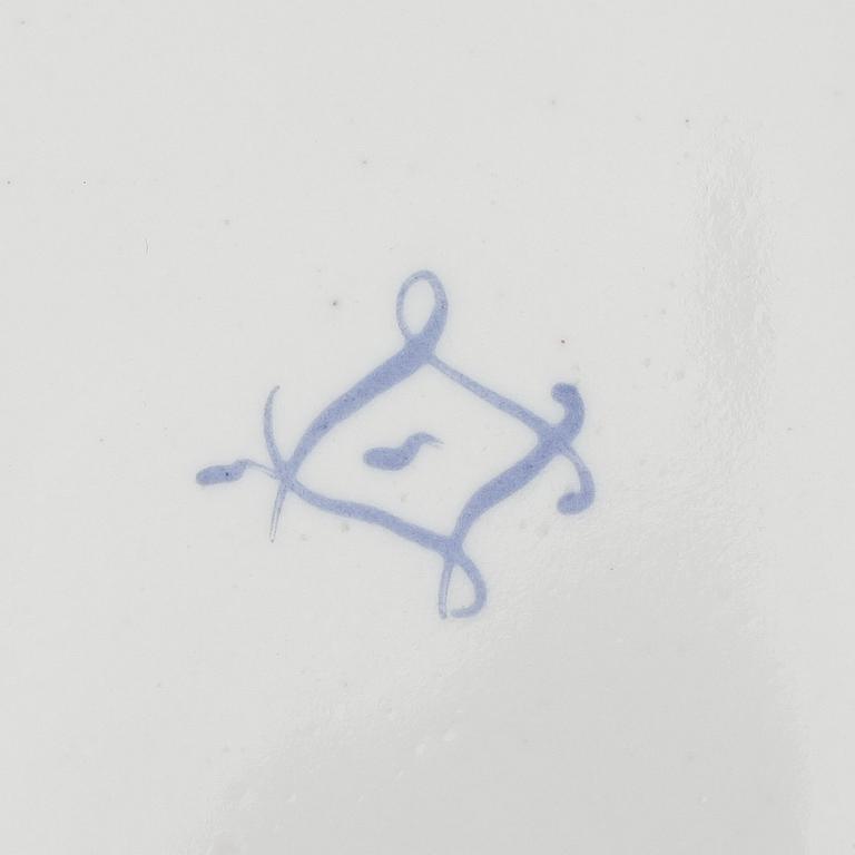 SKRIN, 2 st. Porslin. Troligen Sevres. 1900-talets första hälft.