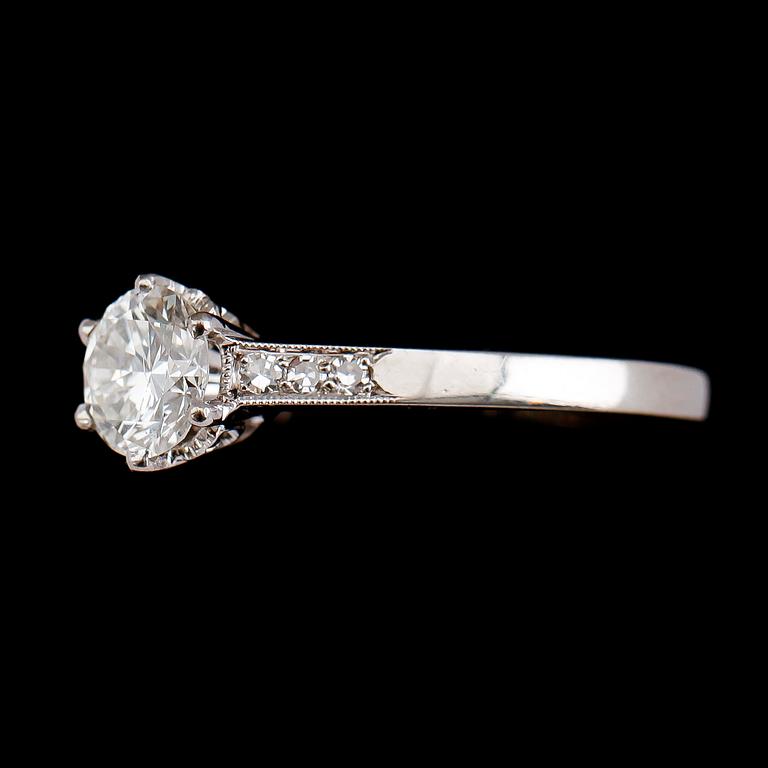 RING, 18 k vitguld, solitär briljantslipad diamant 0.85 ct. svenska stämplar K&EC, 1962.