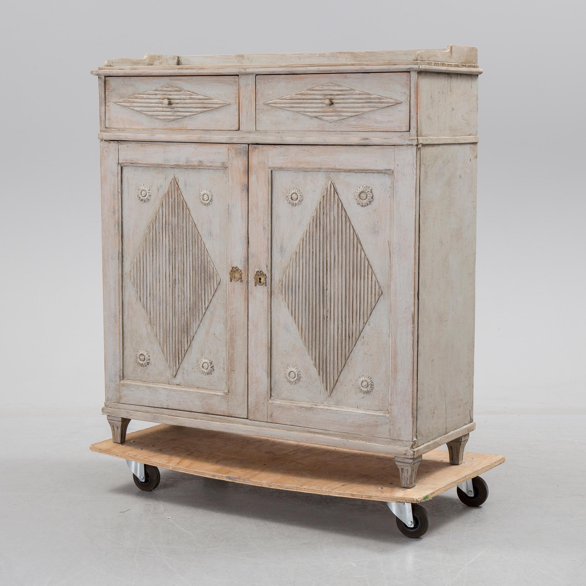 A late Gustavian cupboard from around year 1800.