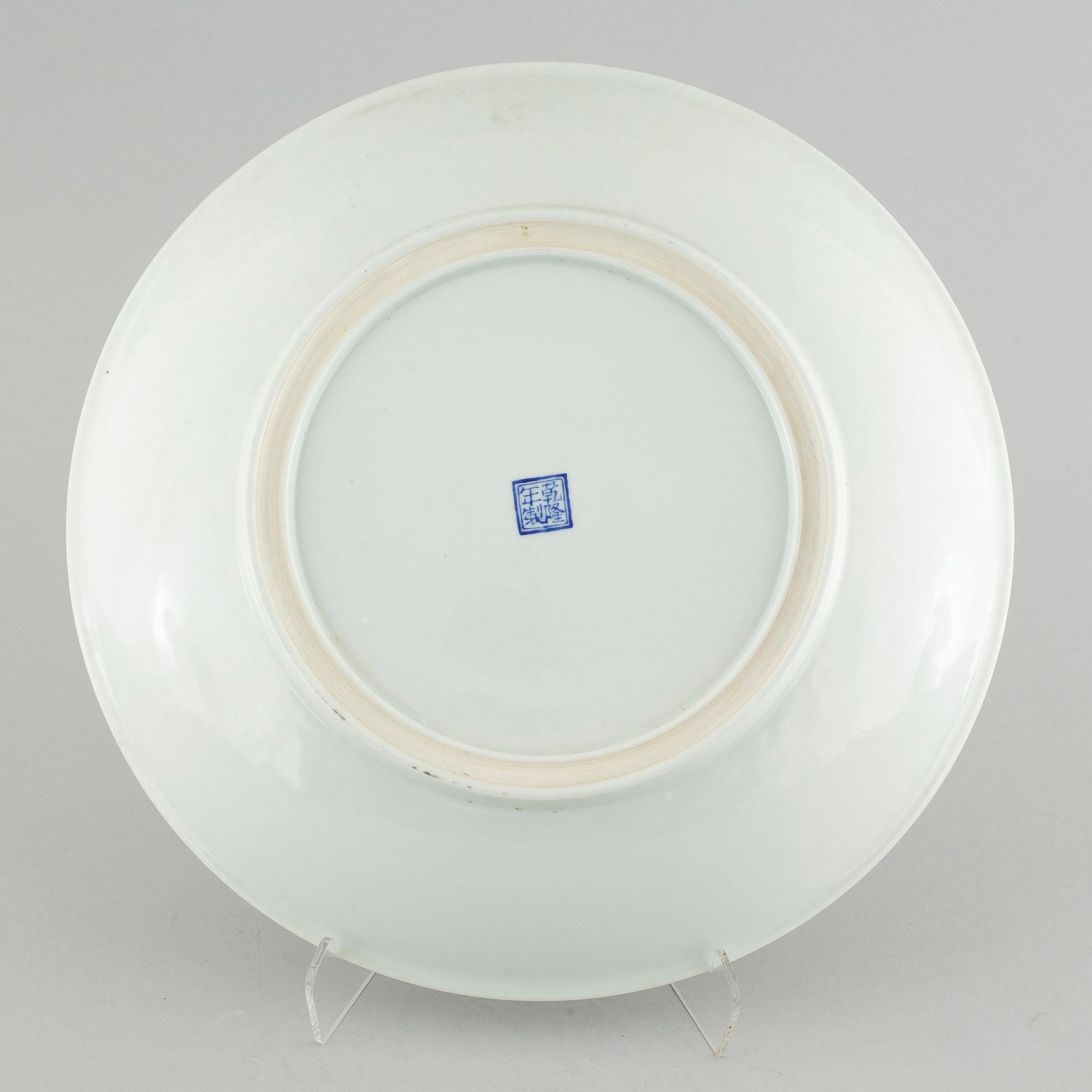 A Chinese porcelain plate from arund the turn of the century 1900.
