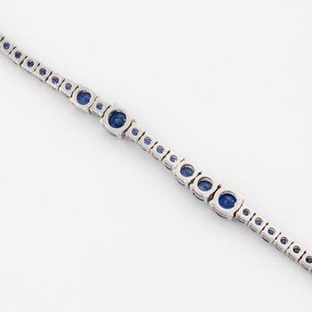 Collier 18K vitguld med fasettslipade safirer.