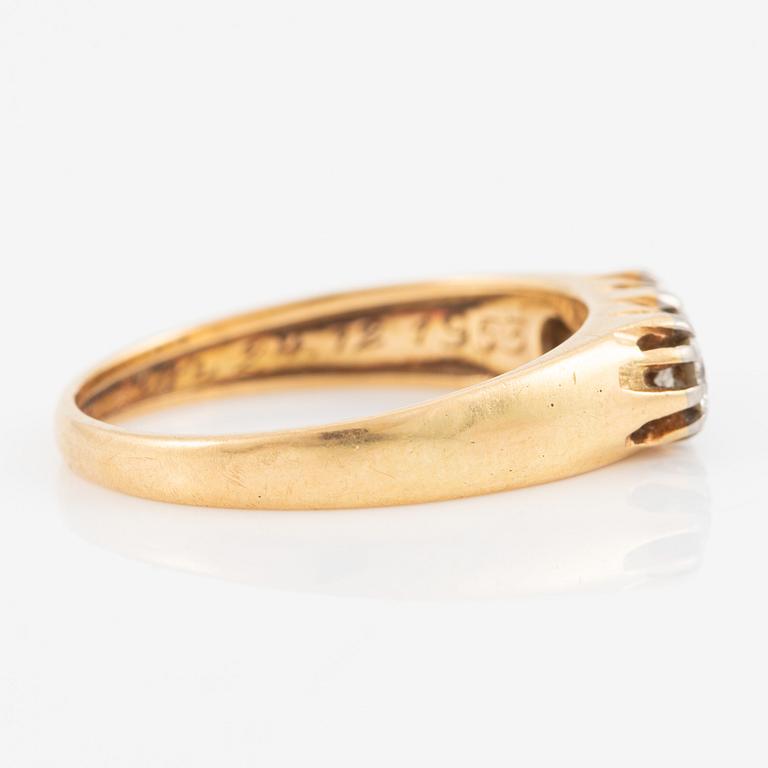 Ring, 18K guld med tre briljantslipade diamanter.
