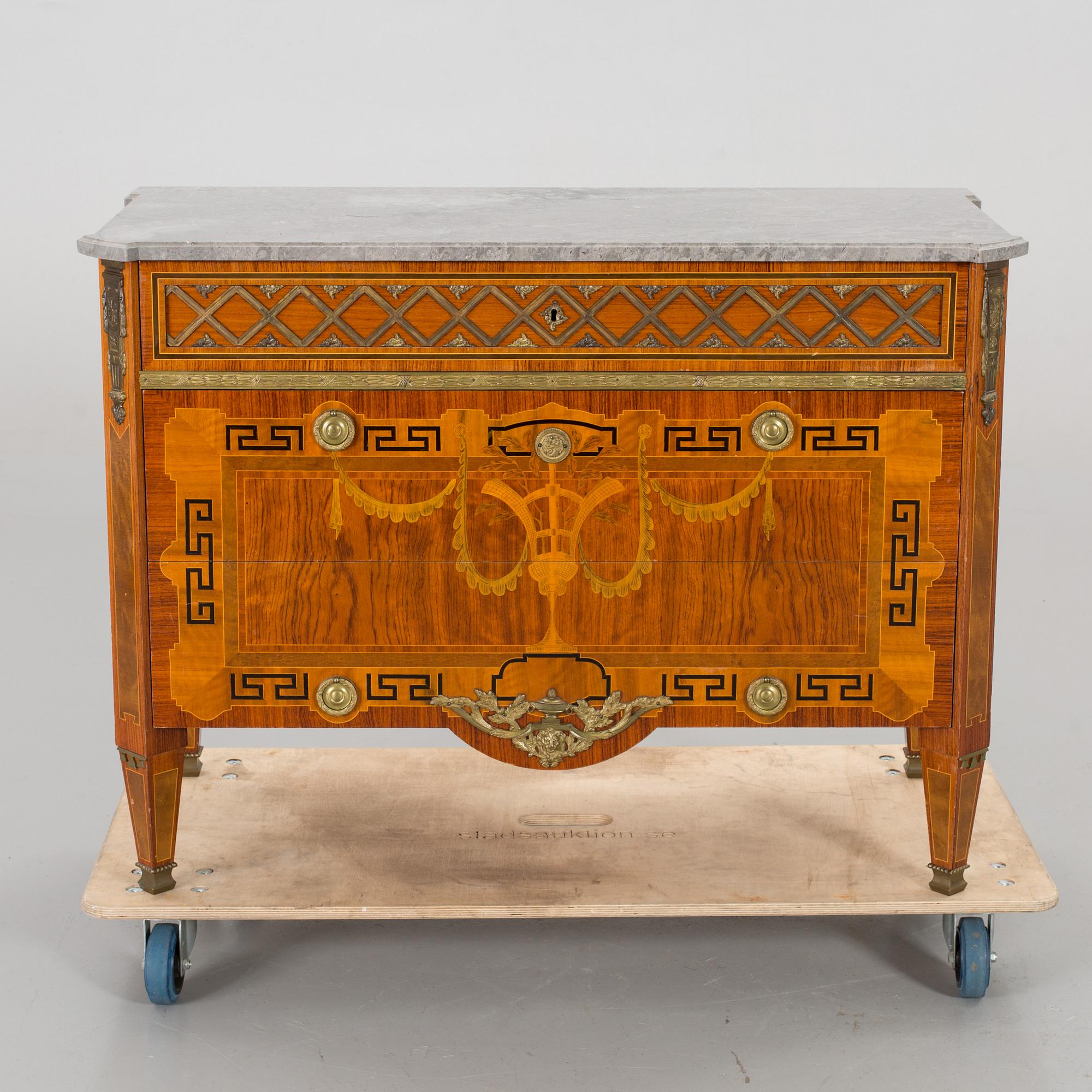 BYRÅ, gustaviansk stil, 1950/60-tal. Cites-intyg.