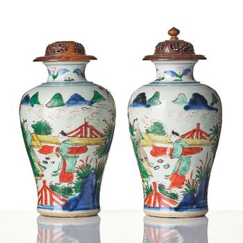 A pair of wucai decorated vases, Transition, 17th century.