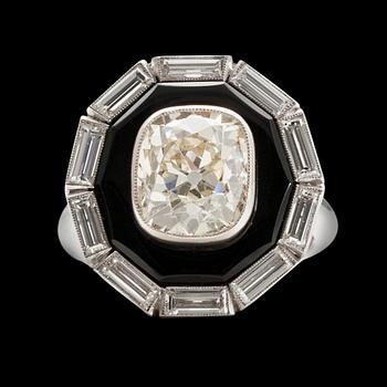 393. A RING platinum, onyx. Cushion cut diamond 5.20 ct + baguette cut diamonds 2 ct. In total 7.20 ct. France.