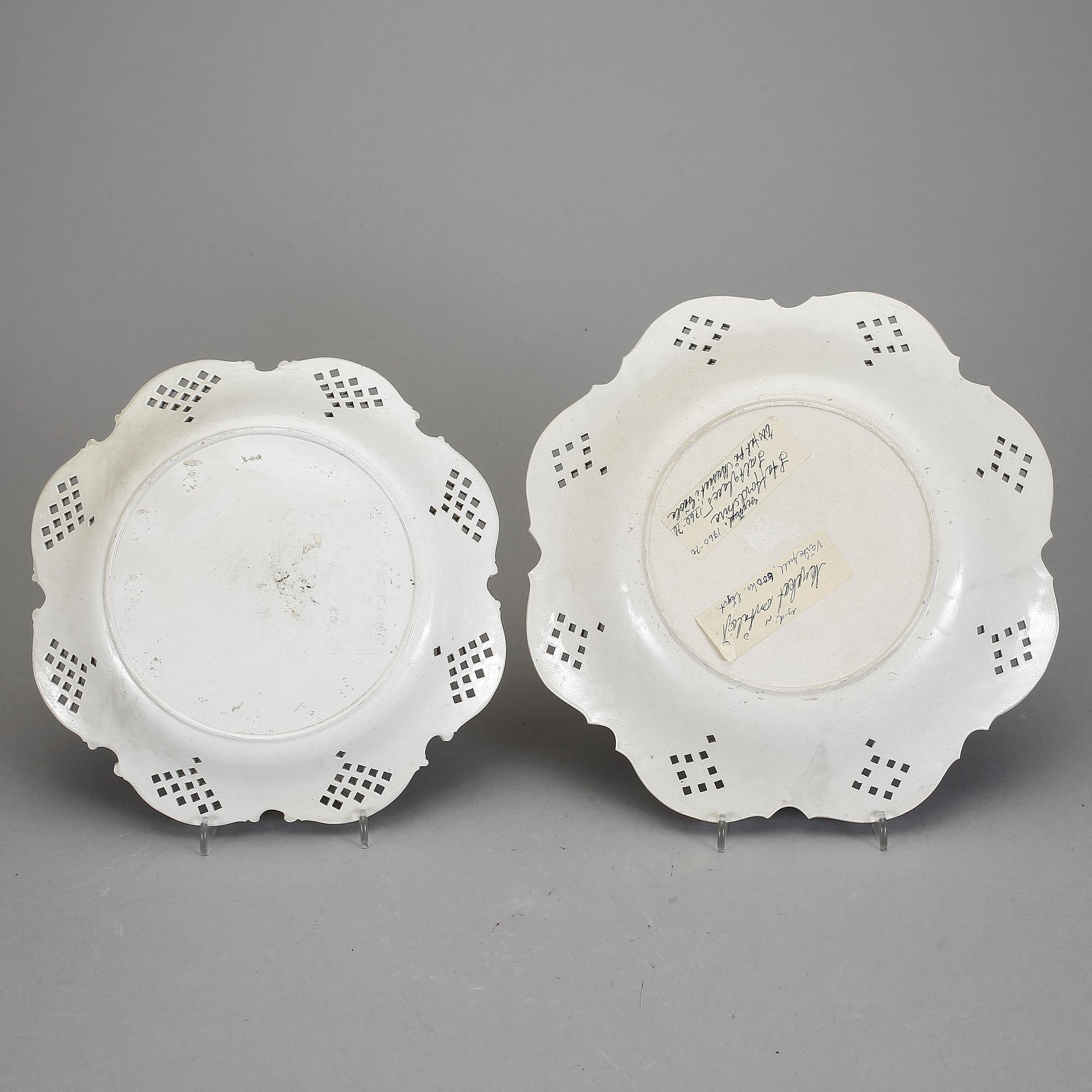 TALLRIKAR, 2 st. "Saltglazed", Staffordshire, omkring 1760.