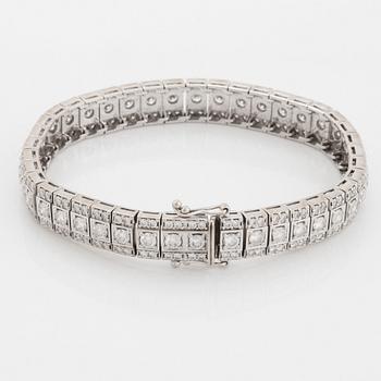 Brilliant-cut diamond tennis bracelet.