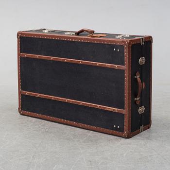 A first half of the 20th century suitcase.