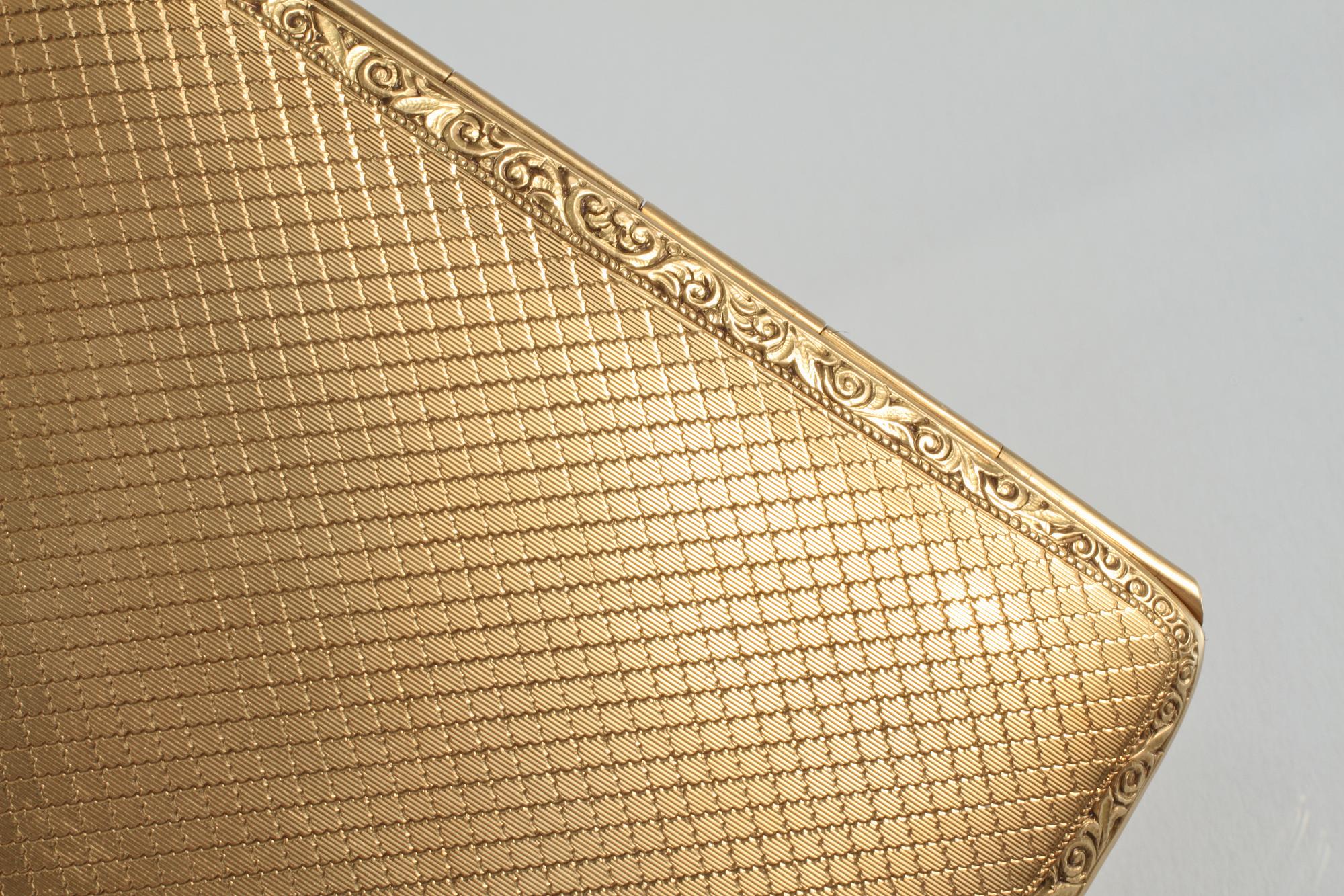 CIGARETTETUI, 14K guld med cabochonslipad safir. Vikt 92,9 gram.