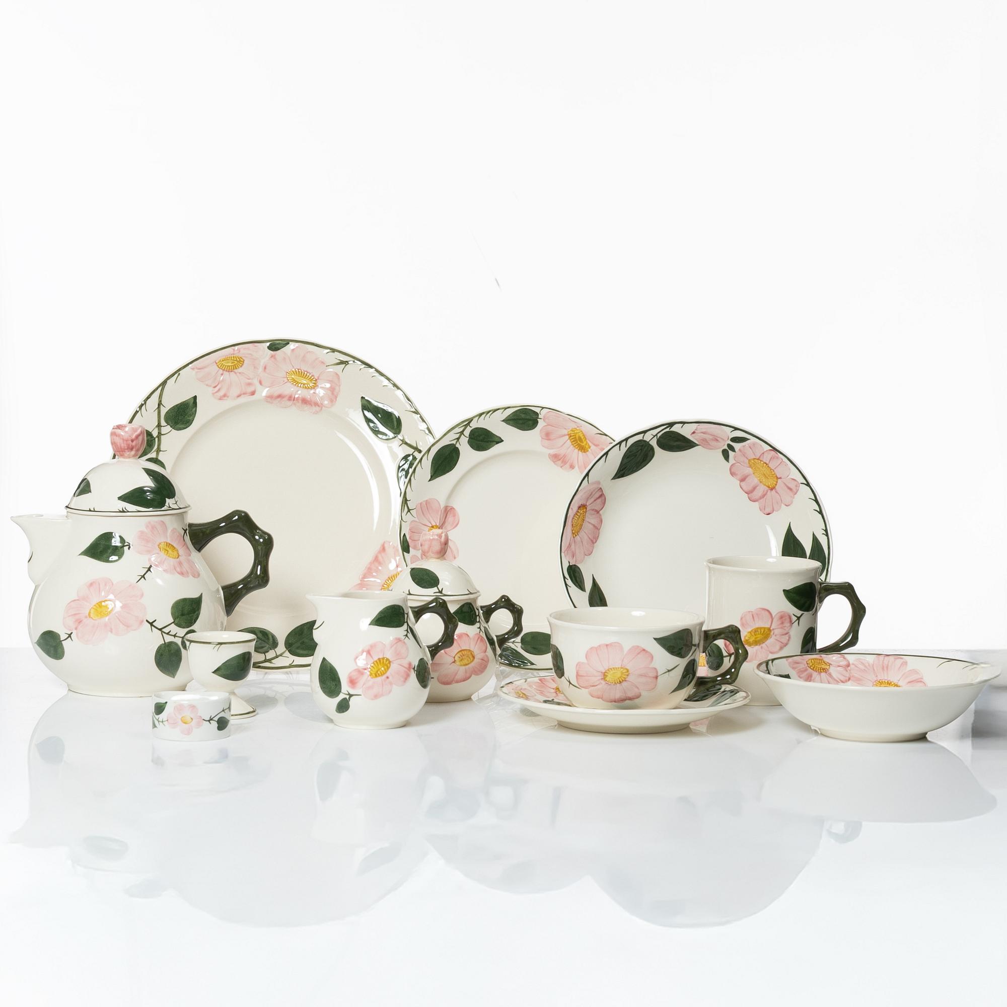 A 110-piece 'Wild rose' porcelain tea and dinner service, Villeroy & Boch, Germany.