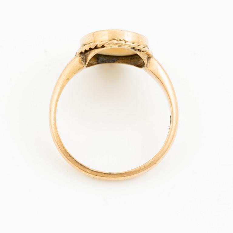 Ring 18K gold with a shell cameo.