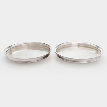 Tapio Wirkkala, A pair of silver dishes model TW 276, Kultakeskus Hämeenlinna, 1974 and 1981.